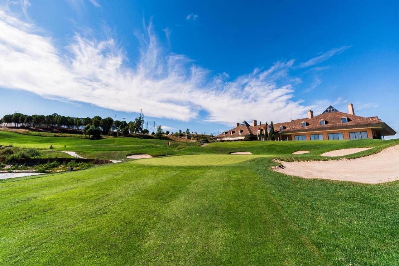 Space In The Villa With Poll Near Golf In 马德里 外观 照片